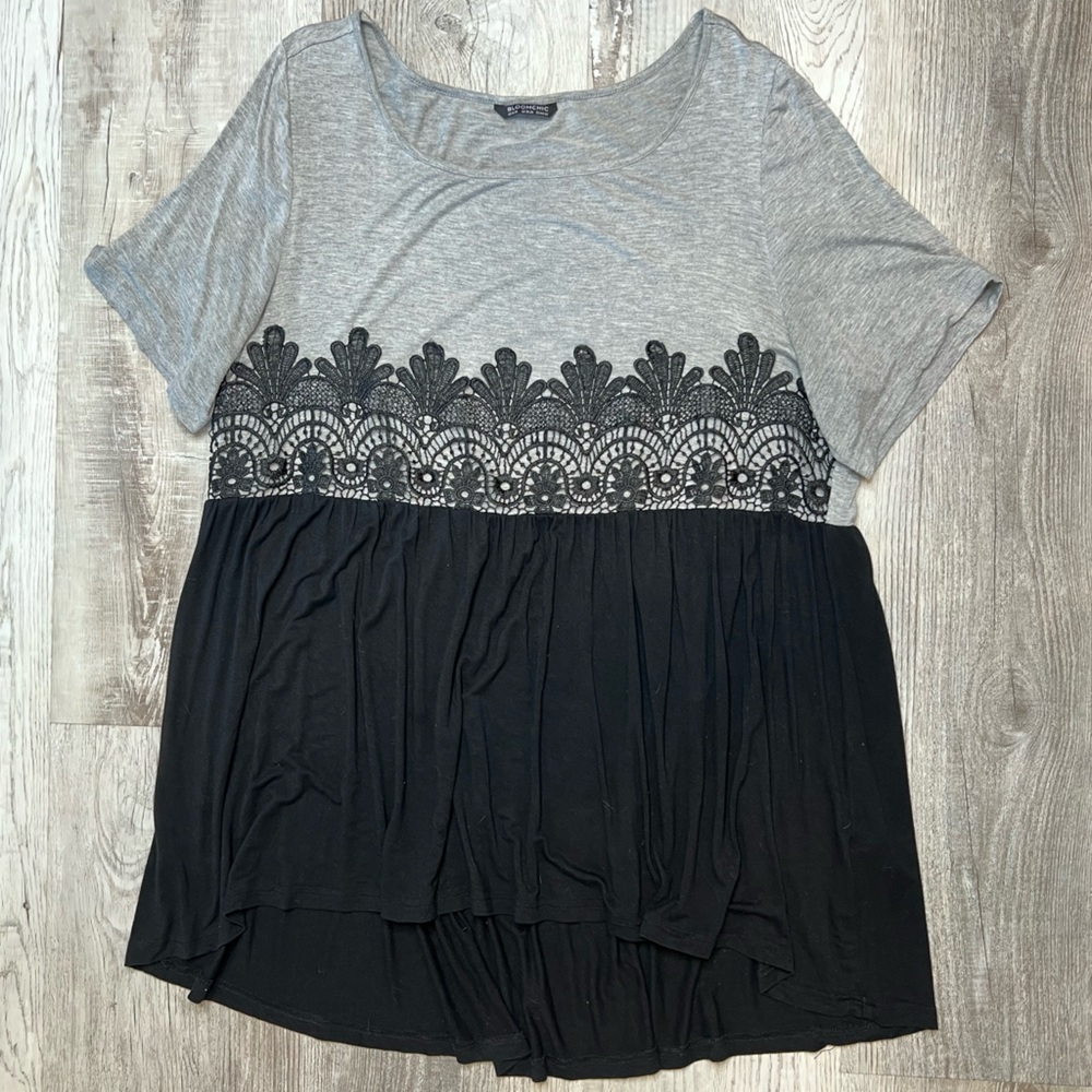 Bloomchic Gray and Black Lace Accent Tunic Top Women’s Size 14/16 Shirt Blouse